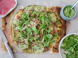 Pizza au pesto de roquette, mozzarella et viande des grisons