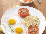 Oeufs au plat, tomate et quinoa