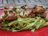 Brochettes de poulet mariné au basilic et tagliatelles fraîches au pesto