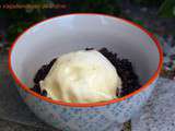 Glace à la mangue sur riz vénéré au lait de coco