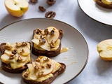 Tartines au fromage et pommes caramélisées au miel