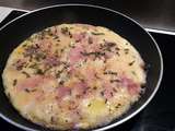 Omelette aux oignons , jambon emmental poivre noir