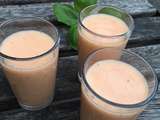 Smoothie banane, mangue, fraises