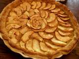 Tarte aux pommes sur compote de pommes, nappée de gelée de cidre et calvados