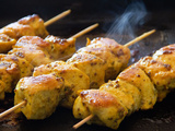 Brochettes de blancs de poulet marinées