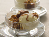 Coupes de glace vanille et crumble