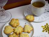 Petits sablés aux amandes avec une presse à biscuits