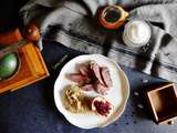 Filet de canard au poivre, purée de châtaignes et pommes aux airelles