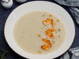 Velouté de chou fleur, topinambours et pommes de terre aux crevettes sautées à l’ail