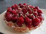 Tartelettes aux framboises, crème pâtissière et éclats de pistaches