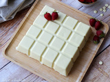 Fraisier en coque de chocolat blanc