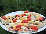 Fougasse aux olives noires, tomates et chèvre frais