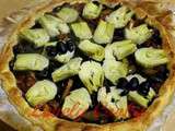 Tarte aux poivrons, olives noires, artichauts et houmous