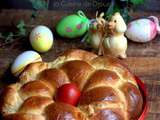 Brioche dorée et tressée de Pâques en couronne