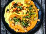 Assiette de houmous jaune et purée de courge