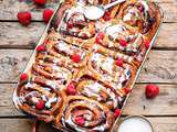 Nos sticky buns rhubarbe et framboises