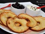 Chips-bagels parfumés à l'ail et parmesan, dip fromage frais et basilic