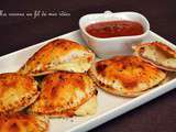 Petites pizzas calzone au Babybel et à la coppa, sauce tomate épicée