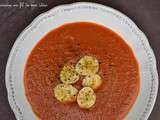 Potage aux tomates et à la banane, épicé au curry et aux baies de Timur