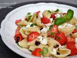 Salade de pâtes conchiglie aux fraises, à la feta et basilic