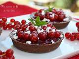 Tartelettes chocolat aux groseilles rouges, coulis et crumbel de meringue {avec Prêtàgarnir !}