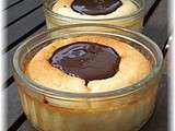 Flan coco, coulis de chocolat