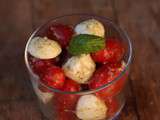 Salade de tomates cerises, billes de mozzarella & pesto