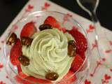 Verrine fraise, crème pistache & pistaches caramélisées