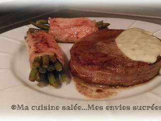 Tournedos et faux filet sauce au bleu d'auvergne et ballotins d'haricots vert