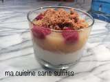 Dessert d’été: verrine de compote de pommes et yaourt, avec framboises et crumble