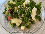 Salade de chou kale, pomme, graines de tournesol, cranberries, fromage, quinoa (facultatif) et restes de poulet