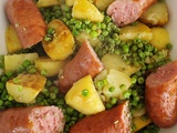 Pommes de terre, petits pois et saucisses à cuire