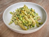 Pennes complètes aux courgettes, sauce crémeuse à l’avocat et pistaches croquantes [recette Feel Good]