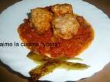 Boulettes d’escalope au fromage sur un lit de tomate