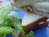 Sandwitch club maison: thon, tomate, concombre sauce au fromage blanc