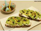 Avocado Toast : avocats, chèvre frais, pignons et graines de courges