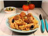 Boulettes de boeuf aux olives et pignons, spaghetti tomates fraiches, origan