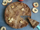 Gâteau au yaourt avec beaucoup de pommes sous une croûte croustillante