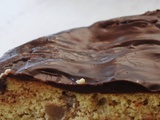 Gâteau aux poires et aux amandes nappé de chocolat