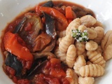 Gnocchis aux pommes de terre et lentilles rouges et poêlée estivale aux aubergines, poivrons et tomates