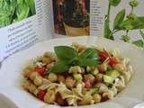 Salade de pâtes aux légumes d'été, pois chiches et basilic