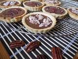 Tarte au chocolat , noix de pécan et éclats de macarons