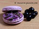 Macaron cassis et chocolat croquant à la violette