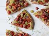 Pizza à la moutarde, aux tomates cerises et aux raisins