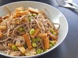 Nouilles soba asiatiques au tofu et champignons