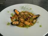 Moules , chanterelles , petits légumes au bouillon safrané