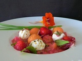 Salade au melon tomates burrata coppa à la vinaigrette de framboises