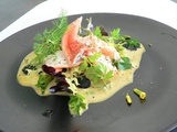 Salade fraiche aux pinces de homard ,sauce mousseline au kari gosse