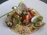 Spaghettis aux palourdes et lardons ,tomates et poivron doux