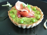 Tartelette aux petits pois nouveaux fromage de chèvre et jambon cru